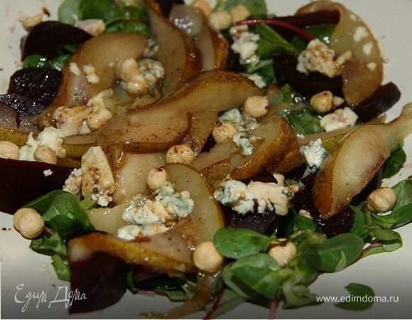 Салат из запеченной свеклы, груши, сыра и орехов Салат из запеченной свеклы, груши, сыра и орехов