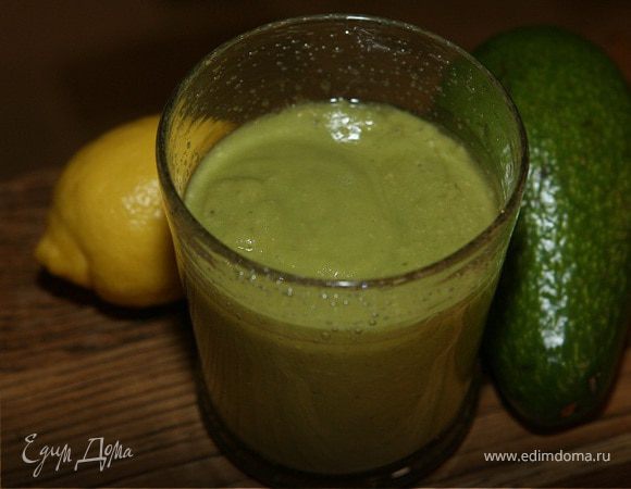 Сок из авокадо, ананаса и лимона 