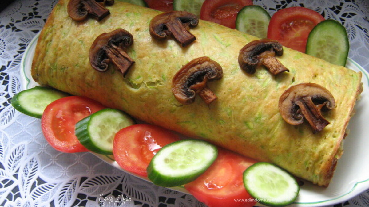 Нежный кабачковый рулет с шампиньонами