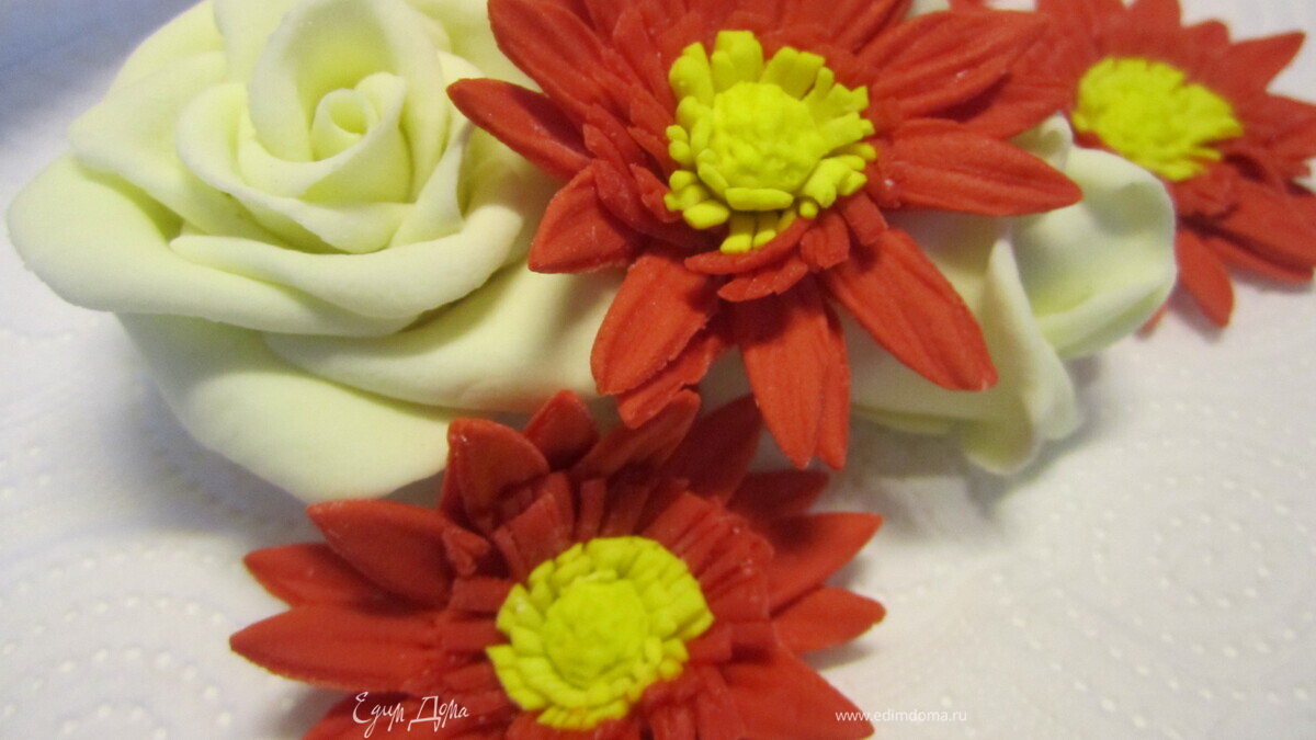 Герберы из мастики.