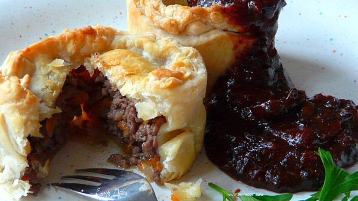 Мясные мини-паи с соусом из чернослива