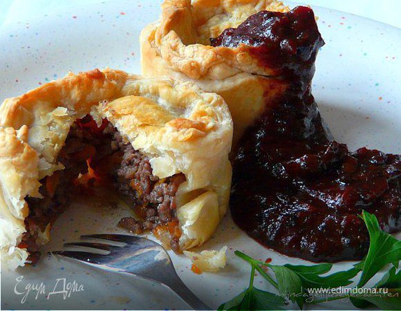 Мясные мини-паи с соусом из чернослива Мясные мини-паи с соусом из чернослива