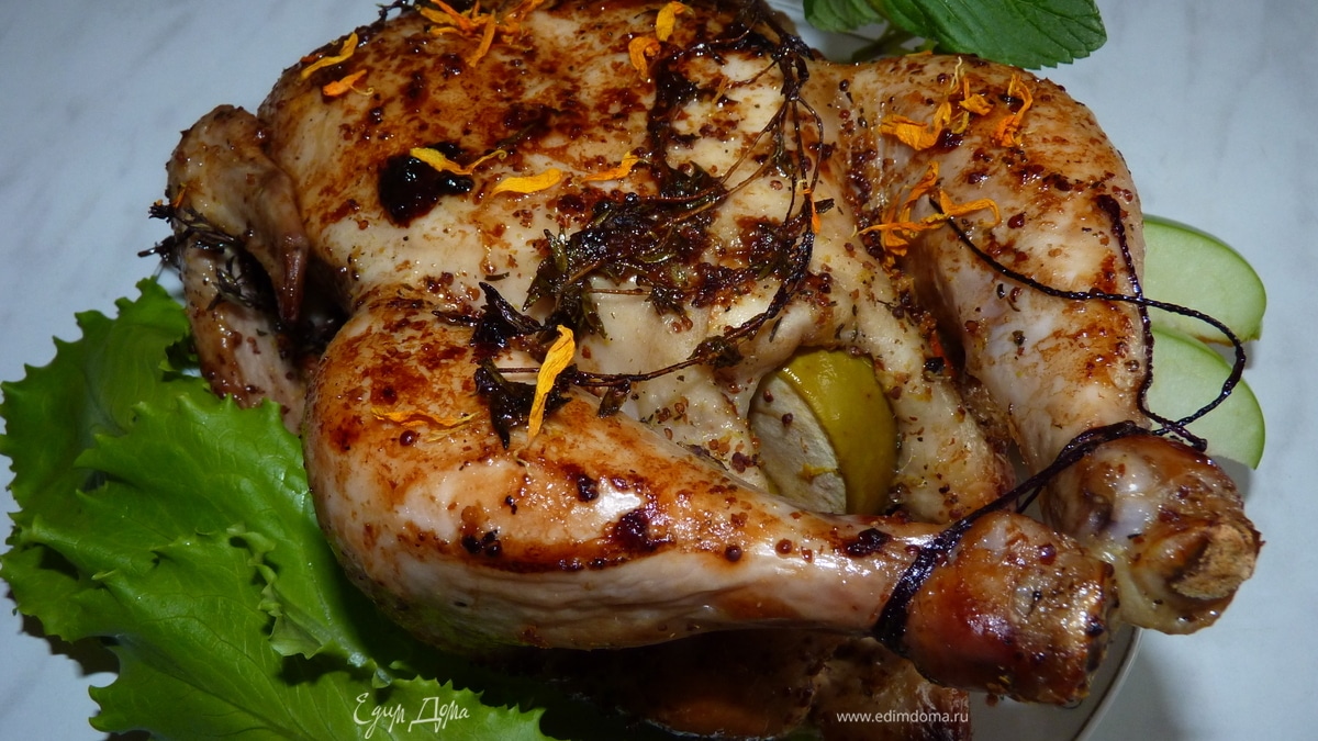 Запечённая курица с салатом из моркови с кунжутом