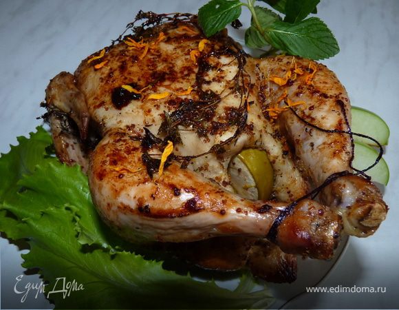 Запечённая курица с салатом из моркови с кунжутом