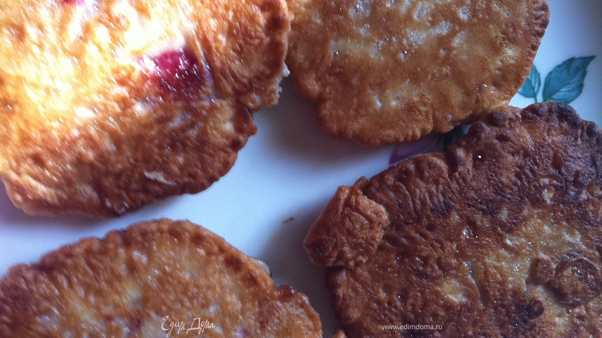 Оладьи «яблоко+вишня» к завтраку.