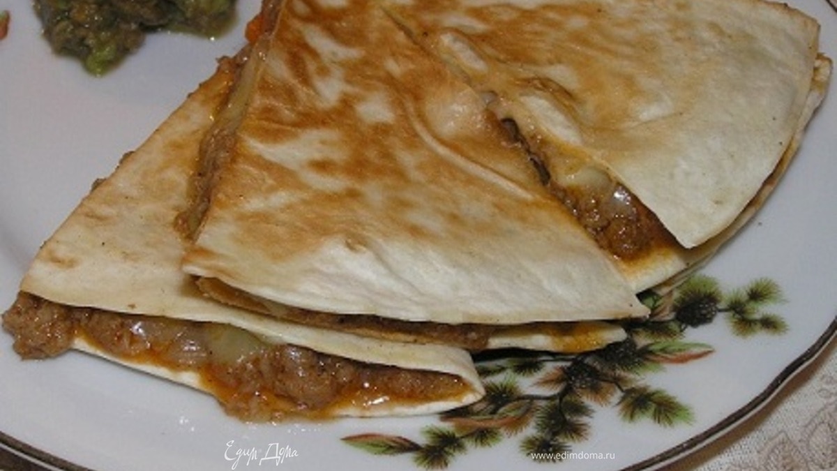 Кесадилья с мясом и соусом гуакамоле