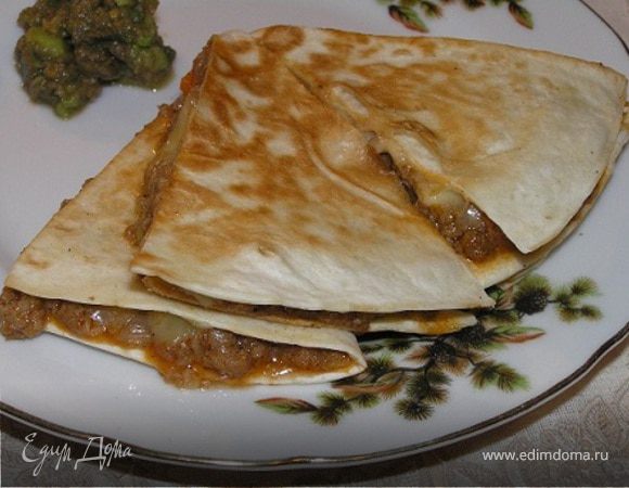 Кесадилья с мясом и соусом гуакамоле Кесадилья с мясом и соусом гуакамоле