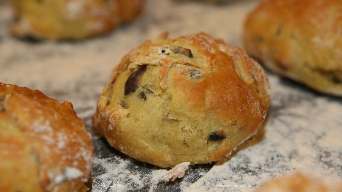 Бриошь с луком и беконом