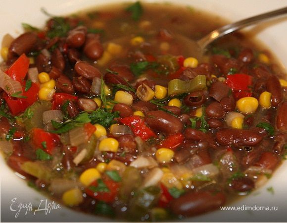 Фасолевый суп с перцем и кукурузой