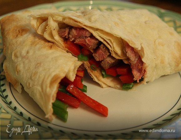 Роллы с говядиной, фасолью и сладким перцем