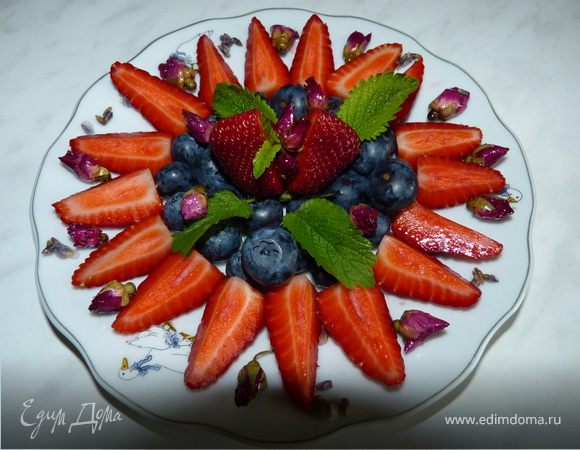 Чай и фруктовый салат  с засахаренными цветами