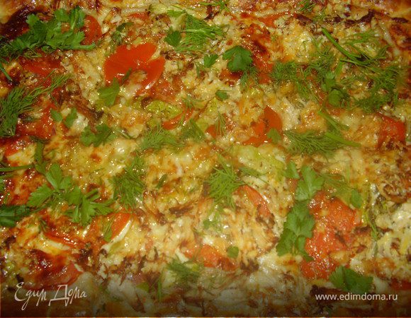 Тонкий пирог из слоеного теста с курицей и пармезаном.