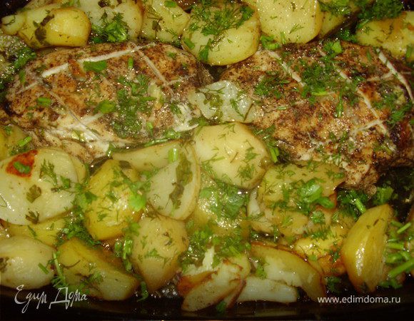 Картошка с куриной грудкой ,зеленью и пряными травами.
