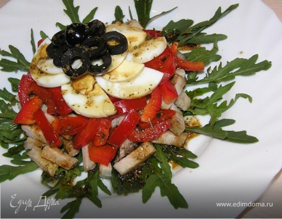 Мясной салат с руколой и перцем