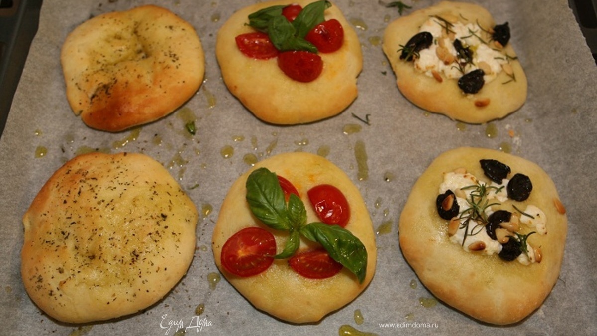 Пиццеты с козьим сыром, орешками и помидорами