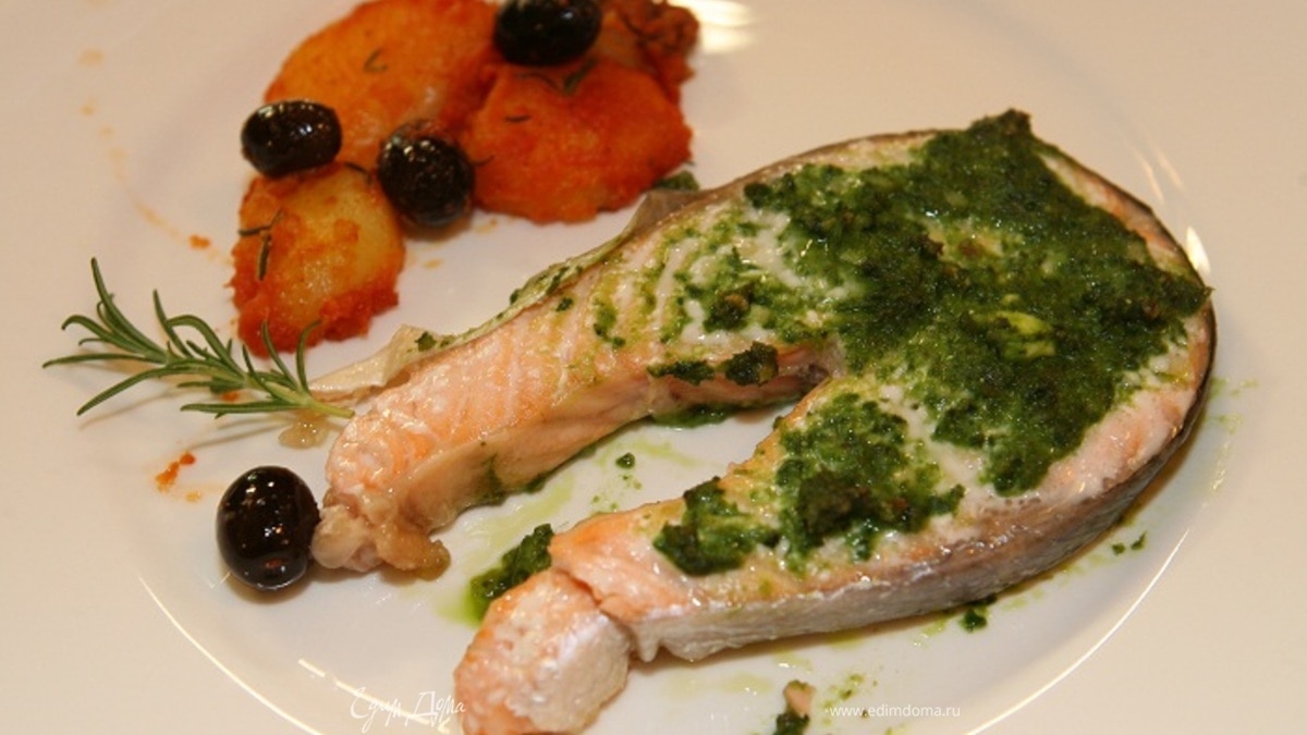 Филе семги с базиликом, оливками и картофелем