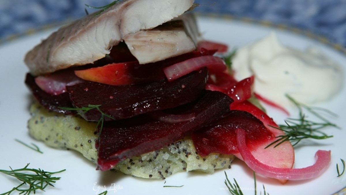 Угорь с маковыми оладушками и салатом из свеклы и яблок