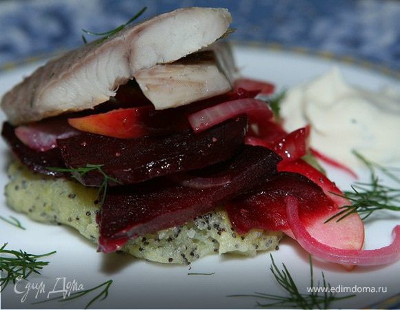 Угорь с маковыми оладушками и салатом из свеклы и яблок