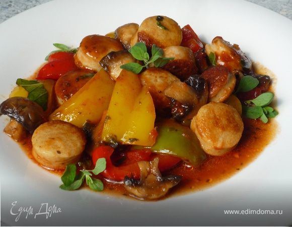 Гуляш из перца и жареных колбасок Гуляш из перца и жареных колбасок