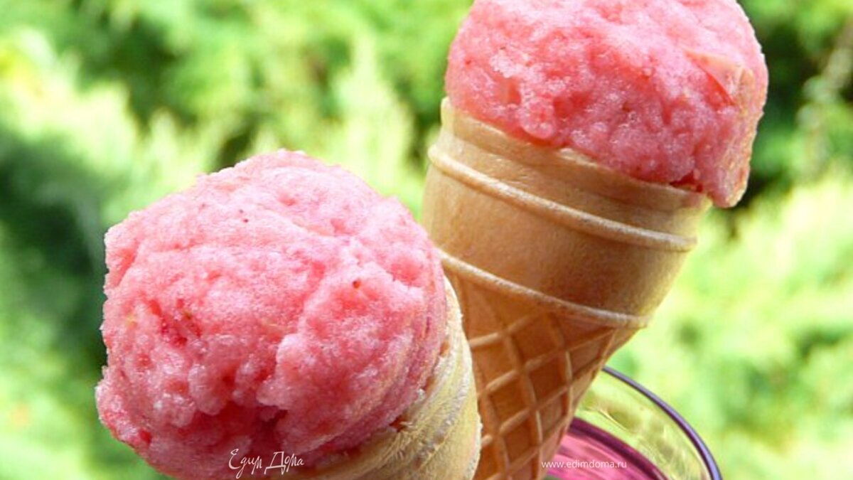 Мягкое сорбе с клубникой, грушей и белым вином