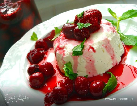 Компот из красных фруктов вокруг творожного крема