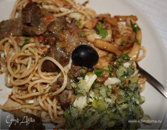 Спагетти с кальмарами и индейкой