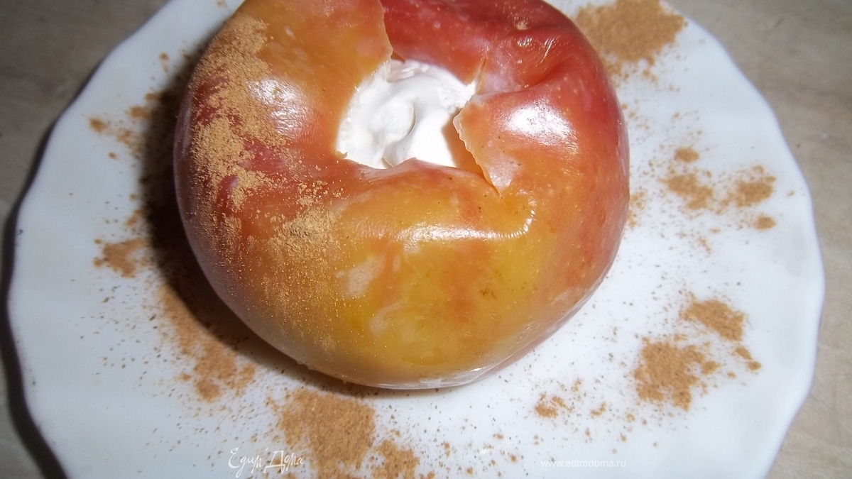 Запеченное яблоко с мороженным