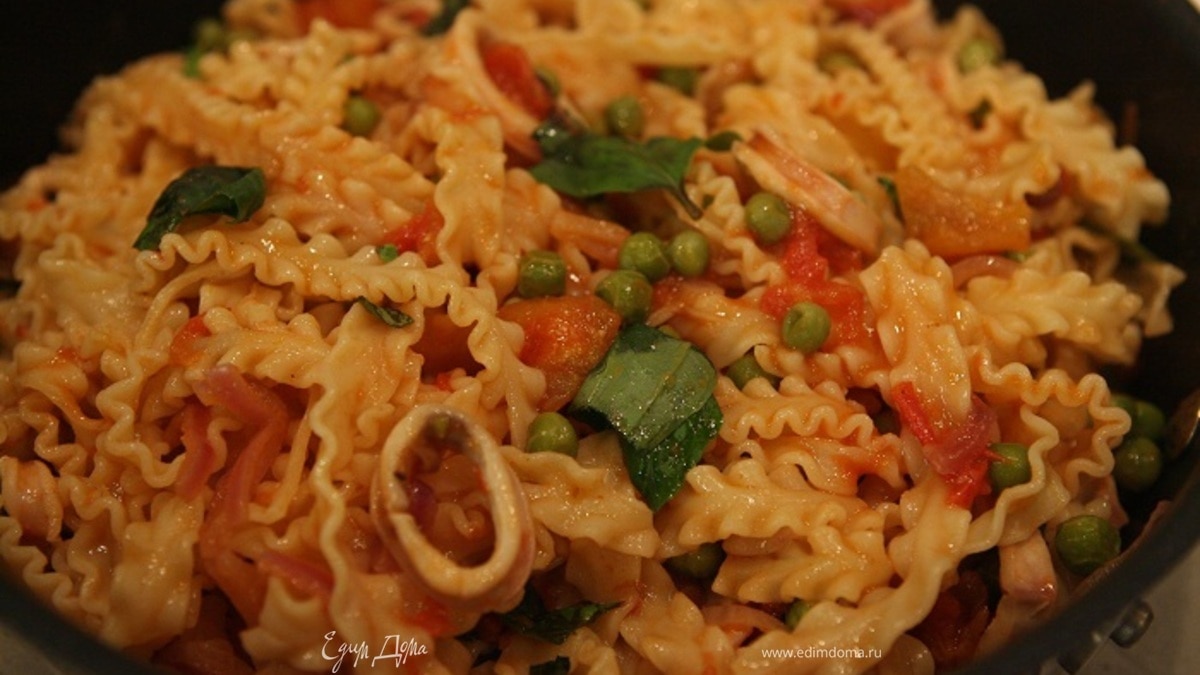 Паста с кальмарами и зеленым горошком