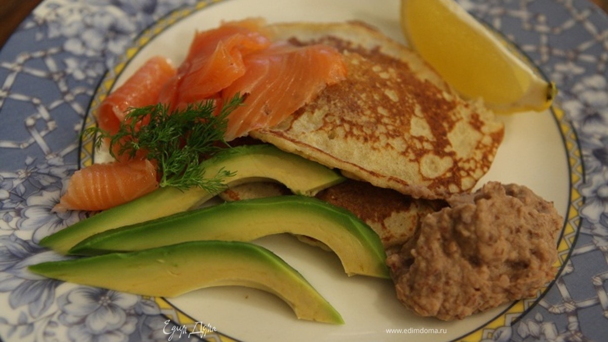 Гречневые блины с семгой и хумусом