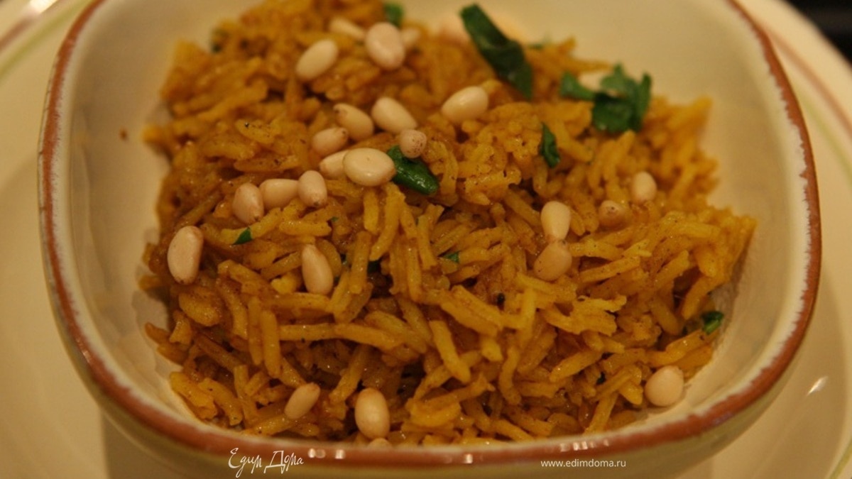 Золотистый рис с кинзой и кедровыми орешками