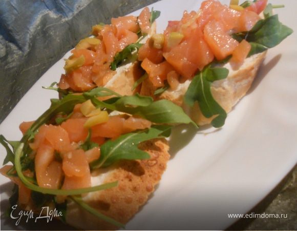 Брускетта со сливочным сыром, семгой и руколой