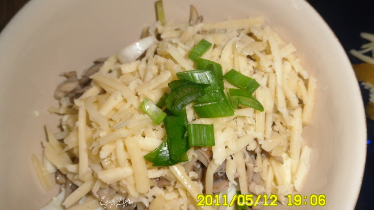 Салат слоеный с мясом, яйцом и огурцами "Птушка з грыбамi"
