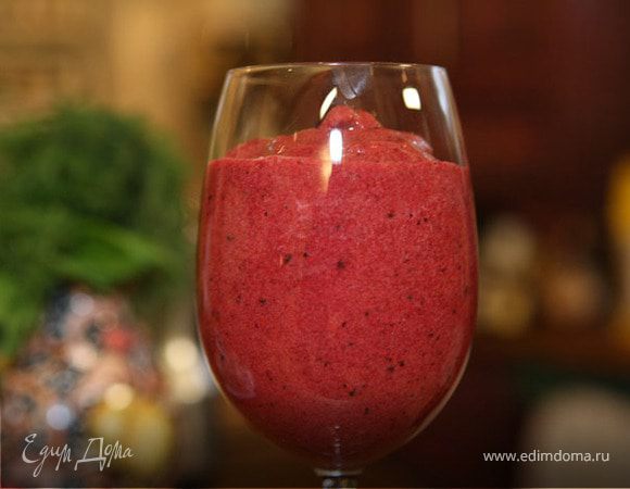 Ягодный коктейль с бананом и апельсиновым соком 