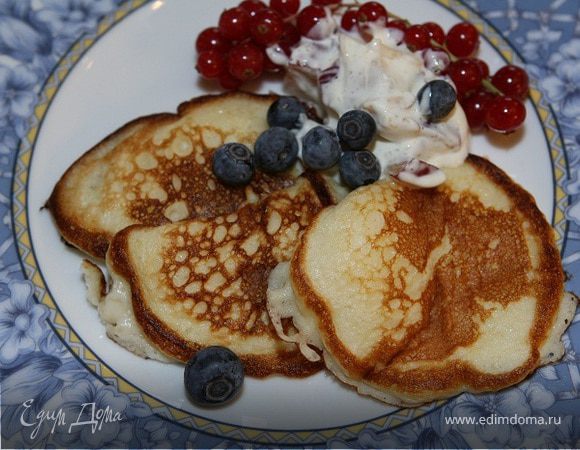 Творожные оладьи с ягодами Творожные оладьи с ягодами