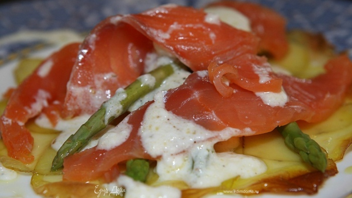 Картофельный цветок с семгой и перепелиными яйцами 