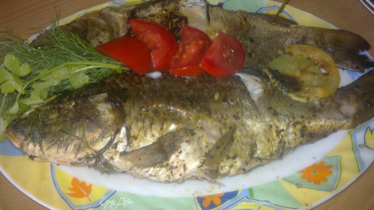 Запеченые карпики с зеленью и кабачками.