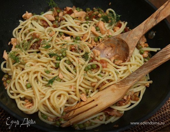 Спагетти с семгой и беконом в воке   