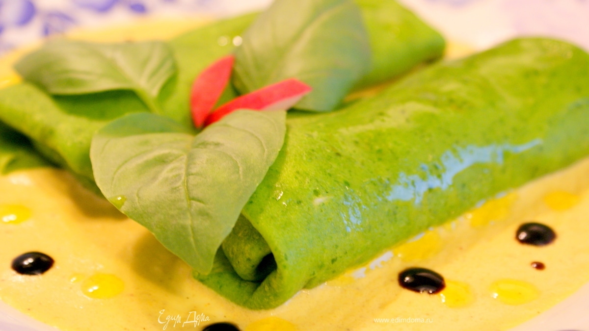 Блинчики из шпината с грибной начинкой и чесночным пюре