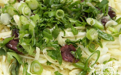 Рецепт Капустный салат с оливками и чесночной заправкой