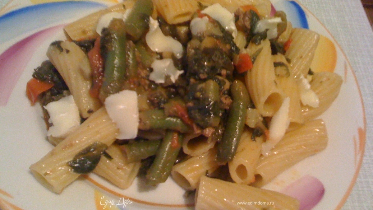 Ригатони со стручковой фасолью, шпинатом, томатами и сыром Бри