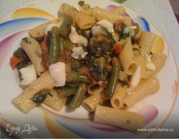 Ригатони со стручковой фасолью, шпинатом, томатами и сыром Бри