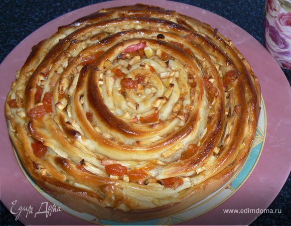Пирог "Улитка" с яблоками и курагой