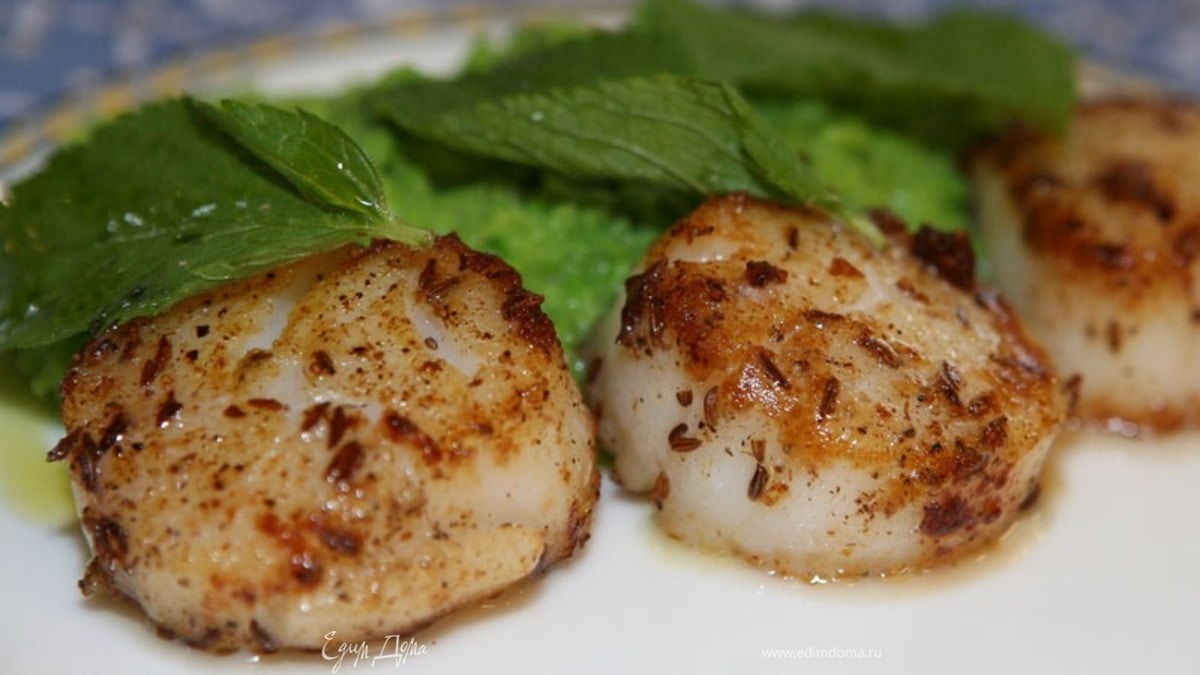 Морские гребешки с пюре из зеленого горошка