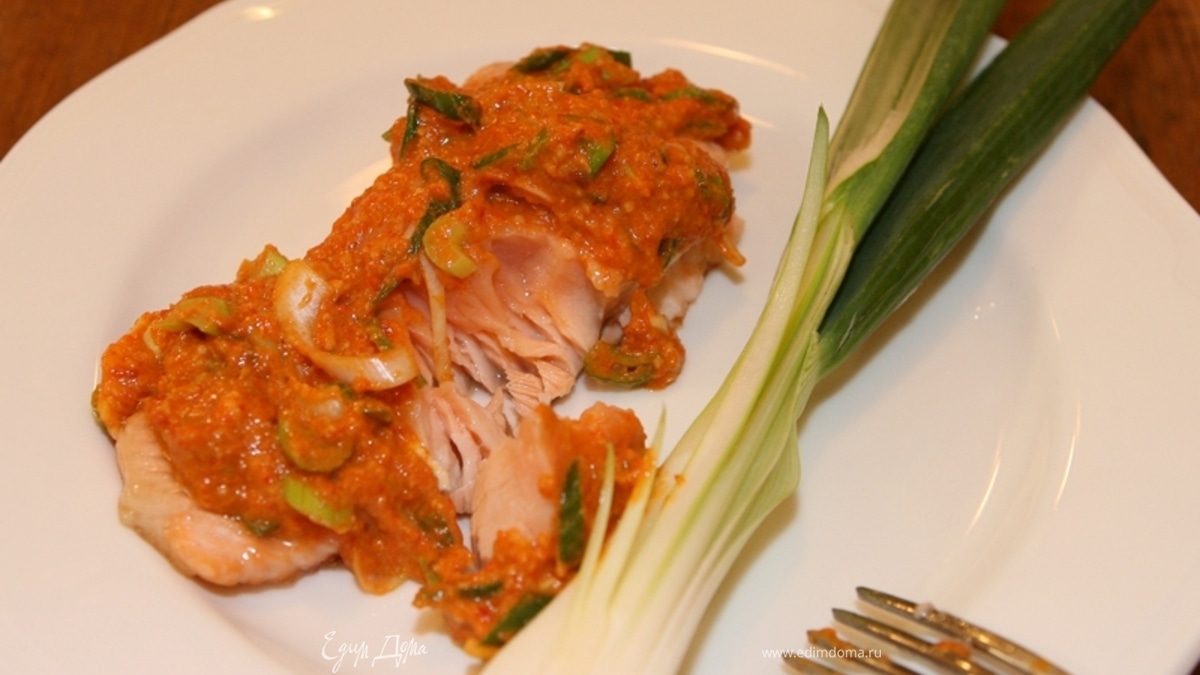 Семга с соусом из сладкого перца и фундука