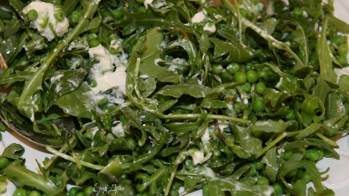Салат из зеленого горошка с козьим сыром и мятой