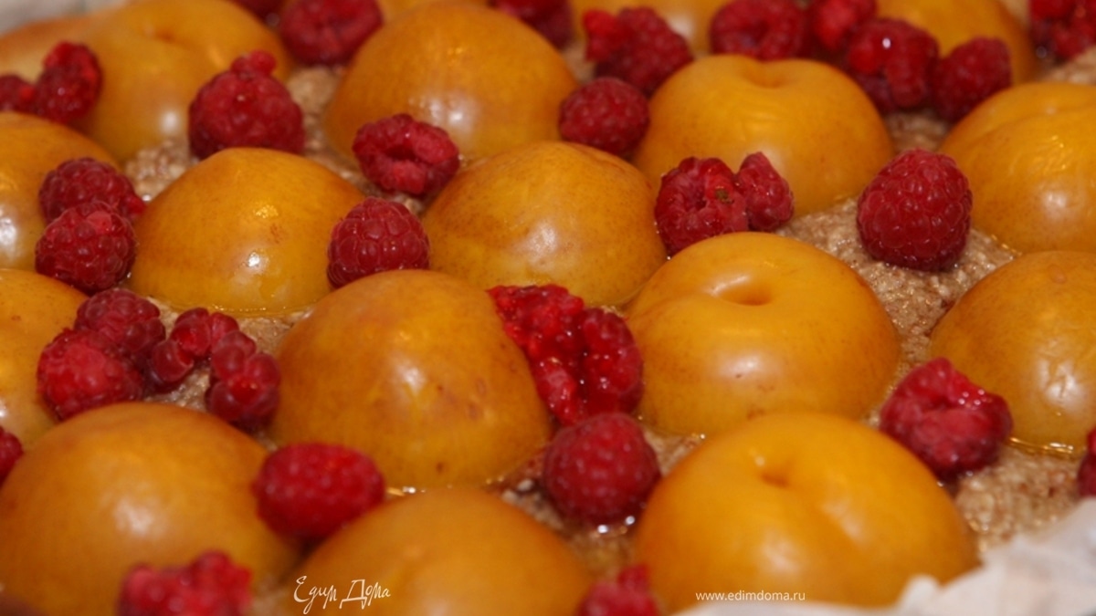 Пирог с марципаном, сливами и малиной