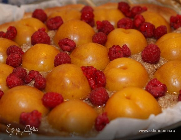 Пирог с марципаном, сливами и малиной Пирог с марципаном, сливами и малиной