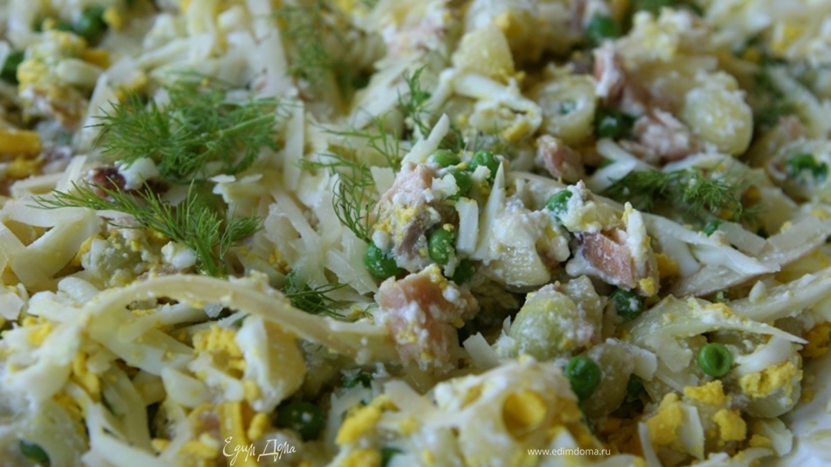 Салат из макарон с копченой рыбой и фенхелем