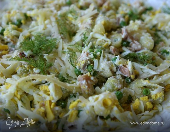 Салат из макарон с копченой рыбой и фенхелем