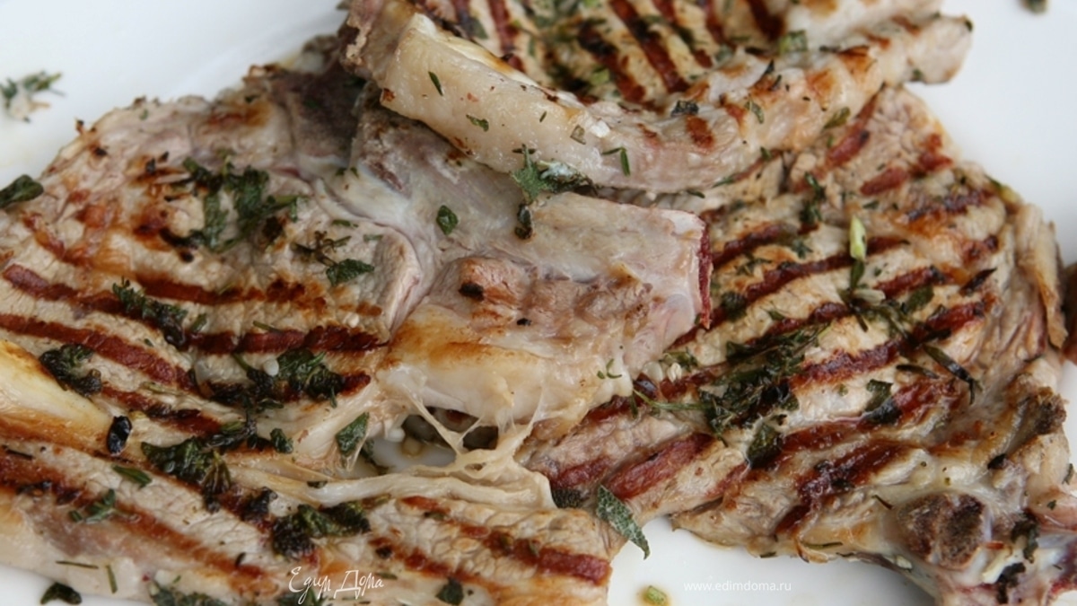 Телятина на гриле, замаринованная с травами